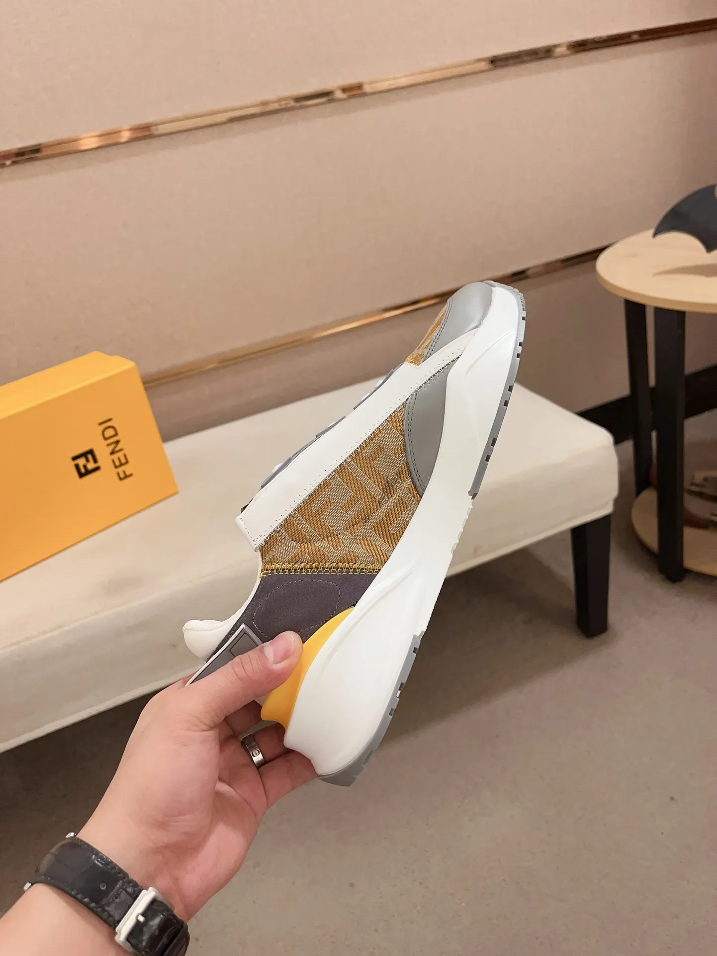 Men's shoes💰: 540💰(Higher version) [Fendi] Fendi's latest casual shoes for men! Available at counters simultaneously! A one-to-one replica of the original. Made entirely of imported top-grain calfskin, the interior is made of top-grain water-dyed cowhide, and the original factory-supplied rubber outsole. Leading new fashion concepts. Matching code: 38-44 can be customized, 45 is not returnable!